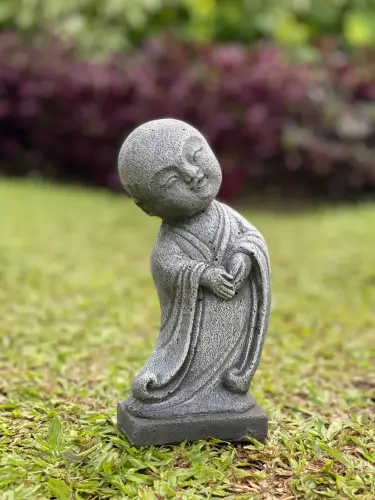 Artikelbild des Artikels “Jing - Mönch, stehend, seitlich gebeugt, 20 cm H | Steinguss “